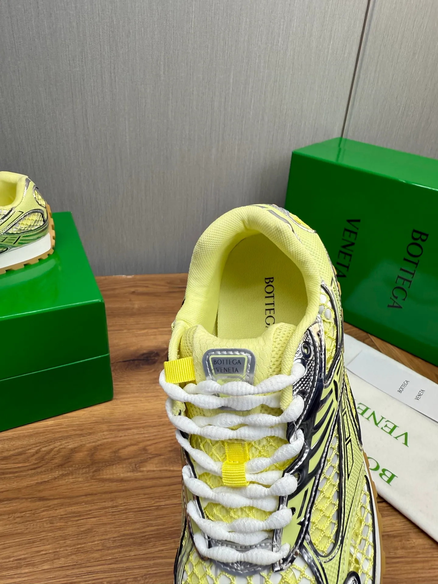 Men's men's shoes 💰620💰 BV top version 𝘽𝙊𝙏𝙏𝙀𝙂𝘼 𝙑𝙀𝙉𝙀𝙏𝘼 Orbit sneakers Wang Yibo same style couple style dad shoes 🩷💚 Runner sneakers, made of lightweight technical mesh fabric. Features a geometric patterned rubber outsole. Pay attention to the package craftsmanship ❕ High version shipping ❗️ Very nice, durable to play with and durable to make ✔️ Standard version 💯💯 The outsole is made of color-blocked TPU outsole. Women’s model 35-41 (40 41 customized) Men’s model 39-46 (45.46 customized) Equipped with original packaging